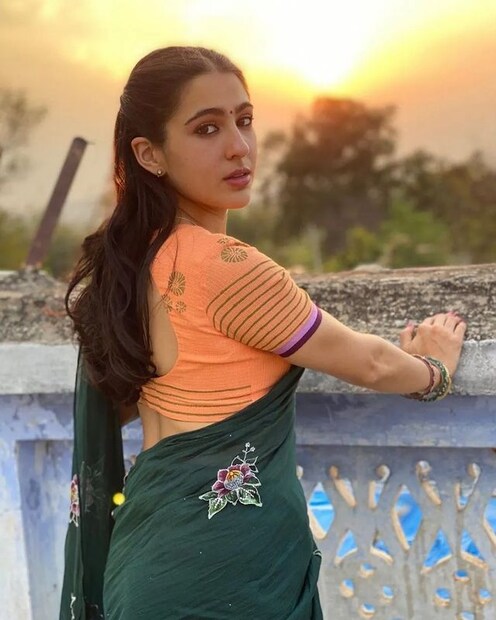 সুতির শাড়িতেও স্বচ্ছন্দ সারা। 