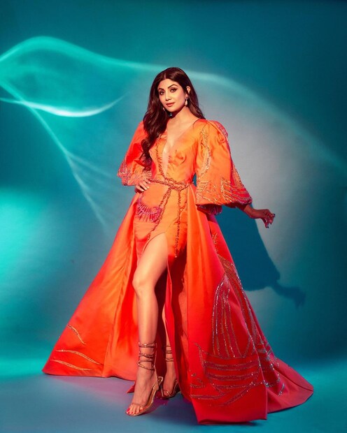 কমলা ড্রেস পরেছেন নায়িকা। 