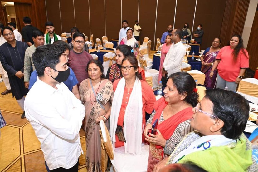 প্রসঙ্গত, তৃণমূলের দুই মহিলা প্রার্থী আক্রান্ত হওয়ার অভিযোগ এনেছে তৃণমূল কংগ্রেস। এই বিষয়ে ইতিমধ্যেই অভিযোগ জানানো হয়েছে নির্বাচন কমিশন ও পুলিশের কাছে ৷