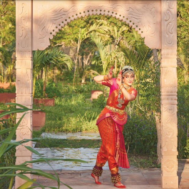 তবে সকলের থেকে উজ্জ্বল ছিলেন রাধিকা। প্রথম বার তিনি একা এত বড় মঞ্চে ভারতনাট্যম পরিবেশন করলেন। এই অনুষ্ঠানটি তাঁর এবং তারঁ গুরু ভাবনা ঠাকরের সাফল্য চিহ্নিত করেছে। যিনি রাধিকাকে ৮ বছরেরও বেশি সময় ধরে ভরতনাট্যমে প্রশিক্ষণ দিয়েছিলেন। আজকে সেই শিষ্যের 'অরঙ্গেত্রম' অনুষ্ঠিত হল। এর মাধ্যমে রাধিকা এক নতুন জগতে পা রাখলেন। গুরু-শিষ্য পরম্পরার ঐতিহ্যের ধারাবাহিকতা বজায় থাকল। নীতা আম্বানিও ভারতনাট্যমে প্রশিক্ষিত।  