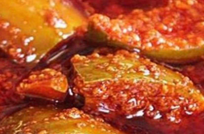 ইহা ক্যানসারের কারণ: উঁহু, আমরা বিধিবদ্ধ সরকারি সতর্কীকরণকে ব্যঙ্গ করছি না। আচার খাওয়ার অভ্যাস ধীরে ধীরে গ্যাস্ট্রিক ক্যানসারেরও অন্যতম কারণ হয়ে ওঠে। ক্যানসার যদি নাও বা হয়, নানা রকমের হজমের সমস্যা লেগেই থাকতে পারে। পেট ফাঁপার মতো সাধারণ সমস্যা নিয়েও যদি জেরবার থাকতে হয়, তখন আর একটু নিচের অঙ্গের কাজের ব্যাপারে কি উৎসাহ জাগবে? Representative Image