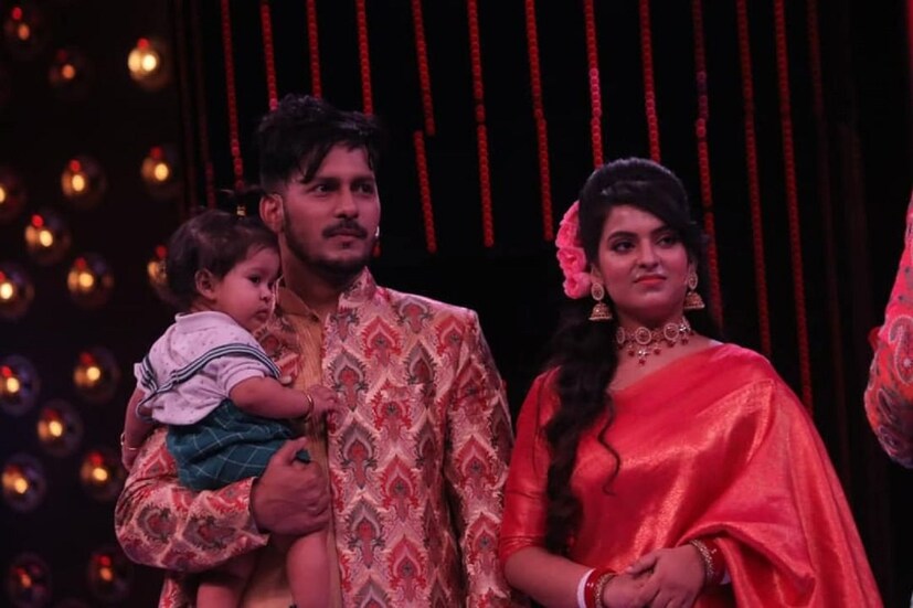 একইভাবে ছেলেকে নিয়ে একটি অনুষ্ঠানে যান রাজা-মধুবনী৷ সেখানে গিয়ে রাজা শেয়ার করেন বাবা হওয়ার অভিজ্ঞতা৷ অনুষ্ঠানের সঞ্চালক ছিলেন সুপারস্টার জিৎ৷