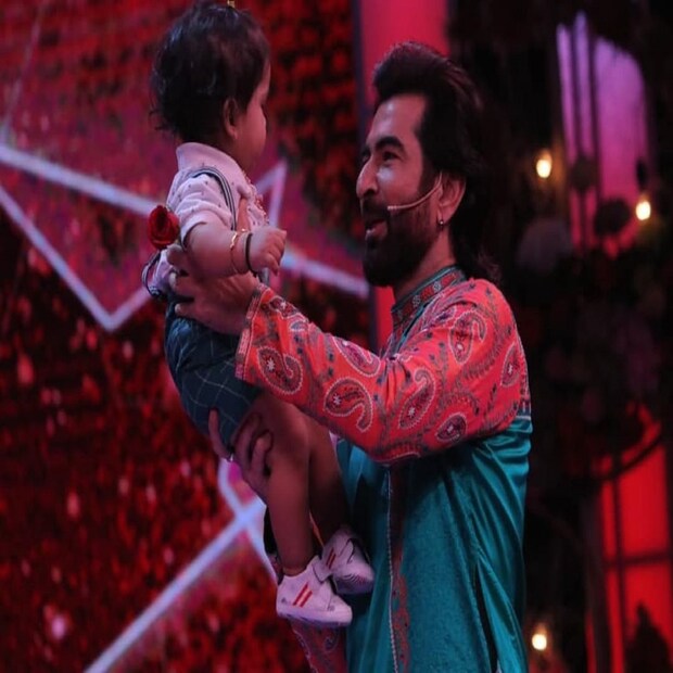 জিৎ কোলে তুলেন নেন কেশবকে৷ 