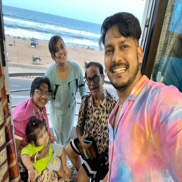 ছেলে বেশ ছোট, তবে তাতে কী৷ ছেলেকে নিয়েই সব জায়গায় ঘুরে বেড়ান রাজা-মধুবনী৷ 