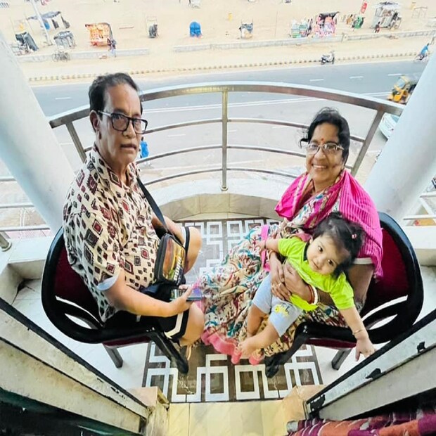 একেবারে ৩ প্রজন্ম রয়েছে পুরীতে৷ রাজা-মধুবনী ও কেশবের সঙ্গে রয়েছেন তাঁদের বাবা- মা৷