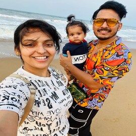 ছেলে কোলে পুরী ভ্রমণ রাজা-মধুবনীর, 'best father' খেতাব পেলেন রাজা! ছেলে কোলে পুরী ভ্রমণ রাজা-মধুবনীর, 'best father' খেতাব পেলেন রাজা!