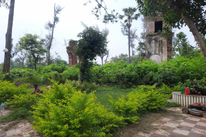 প্রসঙ্গত উল্লেখ্য প্রাচীন ডাকঘর টির শুধু সিঁড়ি ঘর ছাড়া সবকিছুই নষ্ট হয়ে গেছে। খেজুরির বন্দরের কোন স্মৃতিচিহ্ন বর্তমানে দেখা যায় না। কেননা, ১৮০৭, ১৮৩১, ১৮৩৩ এবং ১৮৬৪ সালের প্রবল ঝড় ও বন্যায় খেজুরি বন্দর ও খেজুরি ডাকঘর ব্যাপকভাবে ক্ষতিগ্রস্ত হয়। এমনকি বন্যায় খেজুরি পোস্ট অফিসের পোস্টমাস্টার তার পরিবারসহ ভেসে যায়। সম্প্রতি বনদফতরের উদ্যোগে ওই এলাকায় বাচ্চাদের জন্য একটি পার্ক তৈরি করা হয়েছে। খেজুরি হেরিটেজ সুরক্ষা সমিতির উদ্যোগে ওই এলাকায় রাজা রামমোহন রায় ও প্রিন্স দ্বারকানাথ ঠাকুরের পূর্ণাবয়ব মূর্তি বসানো হয়েছে।(ছবি ও লেখা Saikat Shee)