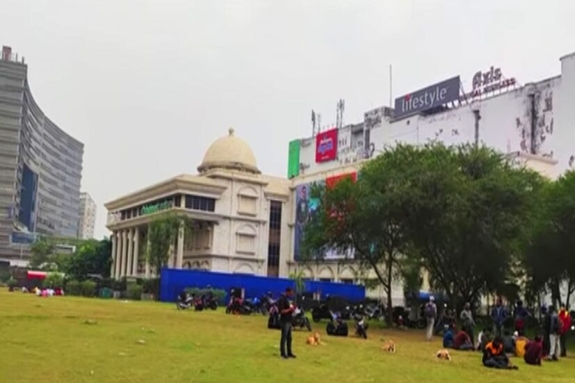 অ্যাকশন এরিয়া ওয়ানে বিশ্ববাংলা সরণির উত্তর ও দক্ষিণ মিলিয়ে মোট তিনটি বড় শপিং মল রয়েছে। অতীতে, ব্রিজের নীচে সন্ধে হলেই অনেক অসামাজিক কাজকর্ম হত। লোকজন অবৈধ ভাবে গাড়ি পার্ক করেও রাখত। নতুন কমিউনিটি জোনে তৈরি হওয়ার ফলে এলাকার পরিবেশও এখন অনেকটাই বদলেছে বলে দাবি স্থানীয়দের। (লেখা ও ছবি: রুদ্র নারায়ন রায় )