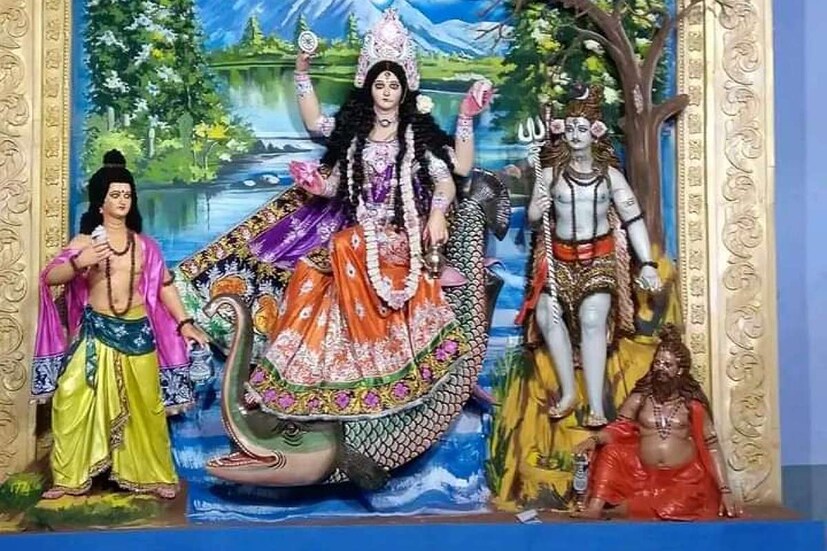 নিয়মানুসারে এ দিন অতি অবশ্যই গঙ্গা স্নান করতে হবে। গঙ্গায় স্নান করার পর গঙ্গা জলে কাঁচা দুধ অর্পণ করতে হবে। ১০ রকম ফুল ও ১০ রকম ফল সহযোগে গঙ্গা পুজো করতে হবে। গঙ্গা দেবীর সামনে ১০টি প্রদীপ জ্বালাতে হয় বলে কথিত আছে। (ছবি ও লেখা: কৌশিক অধিকারী) 