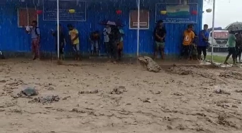 পাশাপাশি ফালাকাটা-আলিপুরদুয়ার সড়ক পথের যোগাযোগ বিচ্ছিন্ন হয়ে পড়েছে। ( লেখা ও ছবি: অনন্যা দে)