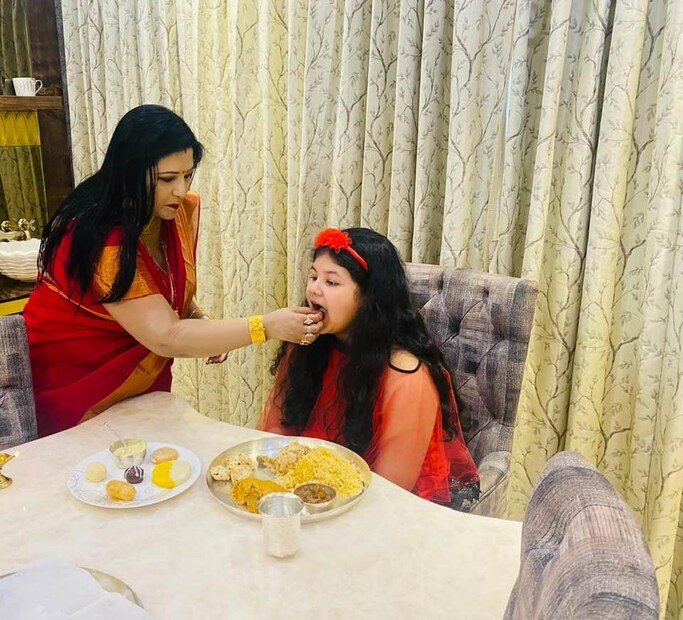 *মহুলকে খাইয়ে দিচ্ছেন বৈশাখী বন্দ্যোপাধ্যায়। 