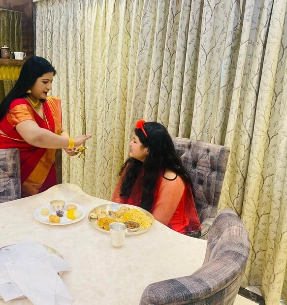 *জামাইষষ্ঠীর পালনের ছিল ছোট্ট মহুলও। মা তাকে আশীর্বাদ করছেন। 