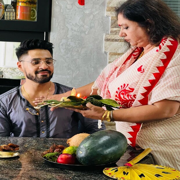 তবে জামাই ষষ্ঠীতে কব্জি ডুবিয়ে খাওয়ার পর একটু বেশিই শরীরচর্চা করবেন বলে জানিয়েছেন গৌরব৷ সকালে সাইকেল চালানো আর বিকেলে সাঁতার কেটে কিছুটা চেষ্টা করবেন খাবার হজম করতে! 