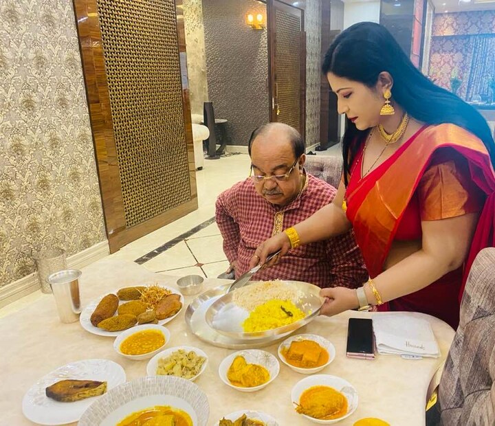 *সব জামাইদের মতো এ দিন জামাইষষ্ঠীর মহাভোজ খেয়েছেন প্রাক্তন মেয়র শোভন চট্টোপাধ্যায়ও। আর খাইয়েছেন বৈশাখী বন্দ্যোপাধ্যায়। তাঁদের জামাইষষ্ঠী পালনের ছবি এখন সোশ্যাল মিডিয়ায় ভাইরাল।