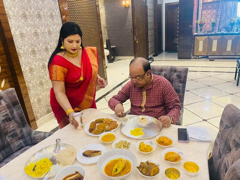 *শোভন চট্টোপাধ্যায়কে নানা পদে সাজিয়ে খেতে দিচ্ছেন বৈশাখী বন্দ্যোপাধ্যায়। 