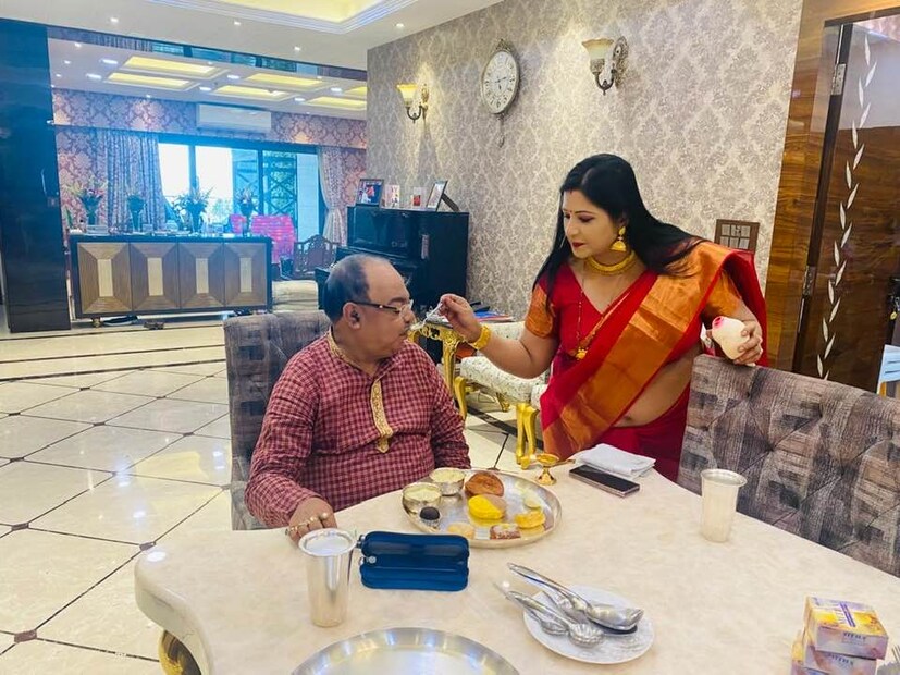 *শোভন চট্টোপাধ্যায়কে খাইয়ে দিচ্ছেন বৈশাখী বন্দ্যোপাধ্যায়। 