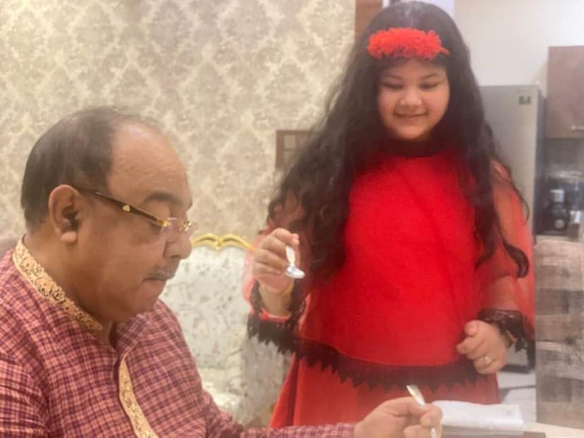 *শোভন চট্টোপাধ্যায়কে খাইয়ে দিচ্ছে ছোট্ট মহুল। 