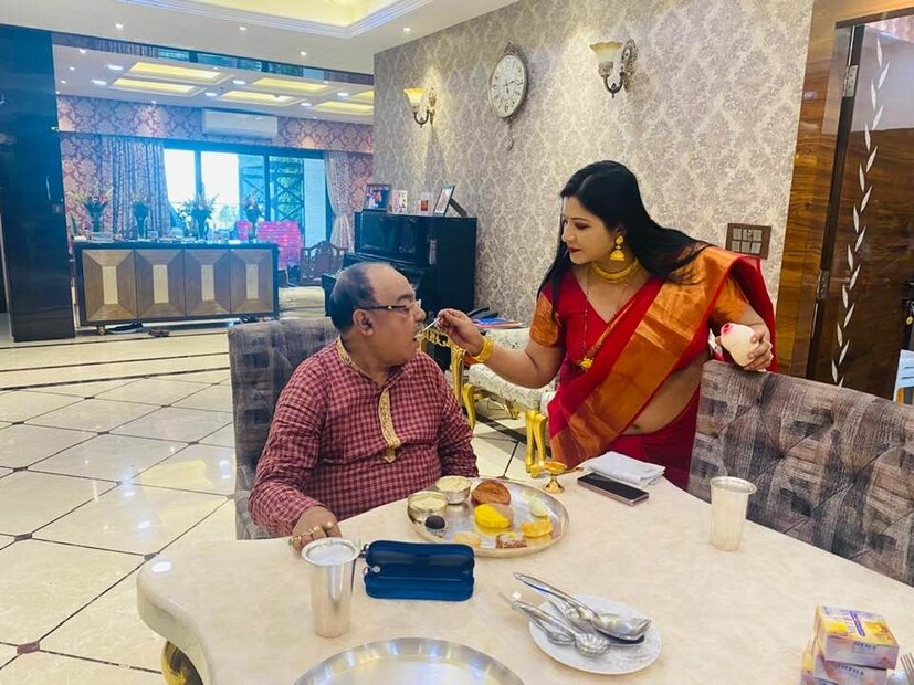 *শোভন চট্টোপাধ্যায়কে খাইয়ে দিচ্ছেন বৈশাখী বন্দ্যোপাধ্যায়। 
