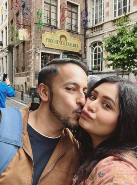 তবে ঋতাভরী এবার একা নন। তাঁর সঙ্গে গিয়েছেন তাঁর প্রেমিক তথাগত চট্টোপাধ্যায়। কিছুদিন আগেই নিজের লাভ লাইফের কথা প্রকাশ্যে আনেন ঋতাভরী। তথাগত পেশায় মনরোগ বিশেষজ্ঞ। এছাড়া গানও করেন তিনি। 