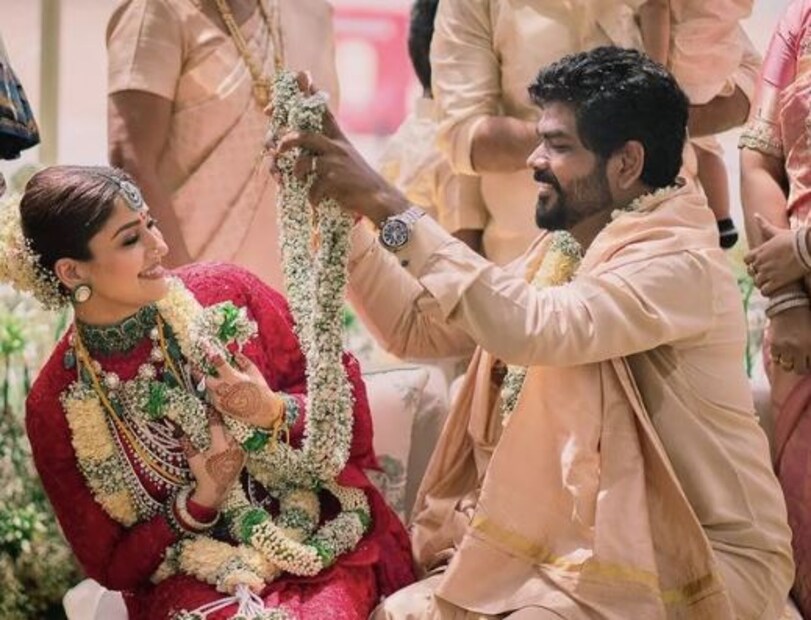 এখানেই শেষ নয়। আরও যেগুলি মেন্যুতে ছিল- চেপাকেজাঙ্গু পুলি কোজাম্বু, পুন্ডু মিলাগু রসম, ব্রেড হালওয়া, এলানির পায়াসাম ইত্যাজি।  