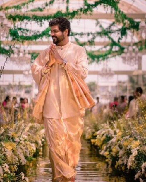 বিয়ের পরেই নবদম্পতির ছবি ভাইরাল সোশ্যাল মিডিয়ায়। ছবিটি পোস্ট করেছেন বর ভিগনেশ নিজেই।