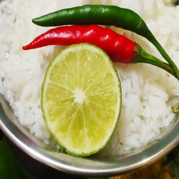 অন্যান্য ফলের চেয়ে লেবুতে ভিটামিন সি-এর পরিমাণ অনেকটাই বেশি। তা ছাড়া ম্যাগনেসিয়াম, পটাসিয়ামেও সমৃদ্ধ লেবু। অ্যান্টিঅক্সিড্যান্টসের জোগান হিসেবে এবং ইমিউনিটি বুস্টার হিসেবে লেবু খাওয়ার পরামর্শ দেন চিকিৎসকেরা। 