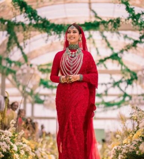 দীর্ঘ ৬ বছর ধরে সম্পর্কে রয়েছেন নায়িকা ও পরিচালক। বুধবার চেন্নাইয়ের মহাবলিপুরমের শেরাটন পার্কে তাঁদের বিয়ে উপলক্ষে তারকা সমাবেশ। পরিবার, বন্ধুবান্ধব এবং আত্মীয়ের উপস্থিতিতে বিয়ে করলেন নয়নতারা। 
