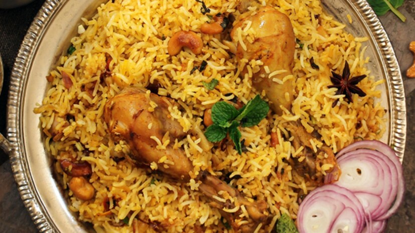 আসলে বেশিরভাগ মানুষের কাছে বিরিয়ানি (Cheapest Kolkata Biryani) মানেই এক প্লেট সুস্বাদু স্বর্গ! বিগত এক দশকে দেশজুড়ে হু হু করে বেড়েছে বিরিয়ানির (Cheapest Kolkata Biryani) ভক্তকূল। কারণ এটাই বোধহয় এই দশকের সবচেয়ে জনপ্রিয় খাবার।