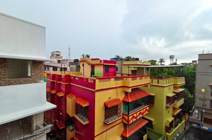 এদিকে উত্তরবঙ্গে আজও ভারী বৃষ্টি অব্যাহত । আগামী ২৪ ঘণ্টায় ভারী থেকে অতিভারী বৃষ্টির সতর্কতা রয়েছে উত্তরবঙ্গে। জলপাইগুড়ি, কোচবিহার এবং আলিপুরদুয়ার এই তিন জেলায় আজ, বৃহস্পতিবার অতি ভারী বৃষ্টির সতর্কতা রয়েছে। ভারী বৃষ্টি হবে দার্জিলিং, কালিম্পং এবং দিনাজপুর এই জেলাগুলিতে। উত্তরবঙ্গের বাকি জেলাতেও হালকা থেকে মাঝারি বৃষ্টির সম্ভাবনা রয়েছে। আজ, বৃহস্পতিবার ভারী বৃষ্টির সম্ভাবনা রয়েছে উত্তরবঙ্গের উপরের দিকের ৫ জেলায়। দার্জিলিং, কালিম্পং, আলিপুরদুয়ার, কোচবিহার এবং জলপাইগুড়ি এই জেলাগুলিতে ভারী বৃষ্টির সম্ভাবনা। বিক্ষিপ্তভাবে দু-এক জায়গায় ভারী বৃষ্টি হতে পারে বলে আবহাওয়াবিদদের পূর্বাভাস। উত্তরবঙ্গে হালকা থেকে মাঝারি বৃষ্টি চলবে আরও ৪-৫ দিন।