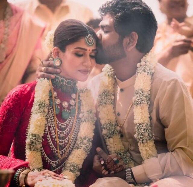 বিয়ের অনুষ্ঠানের বিষয়টি ব্য়ক্তিগতই  রাখতে চেয়েছিলেন এই নবদম্পতি। তবে মেন্যুটি ফাঁস হয়ে যায় কোনও ভাবে। বিয়ের সব খাবারই ছিল নিরামিষ। 