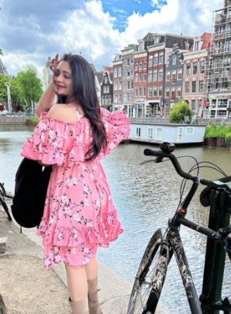 ঠিক যেন বার্বি ডল। বিদেশে গিয়ে ঋতাভরীর ছবিগুলি দেখলে বেড়াতে যেতে চাইবে আপনার মনও। 