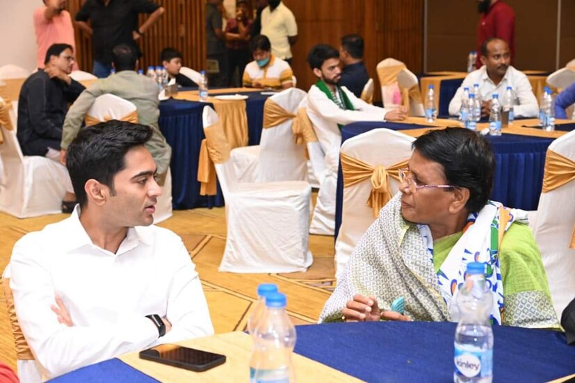 সর্বভারতীয় তৃণমূল কংগ্রেসের সাংসদ একটি রোড শো এবং একটি জনসভায় অংশ নিতে এর আগে ১৪ জুন ত্রিপুরা সফর করেছিলেন অভিষেক বন্দ্যোপাধ্যায়। এদিন তিনি সুরমার শান্তির বাজারে জনসভা করবেন বিকেলে। আগরতলায় ইতিমধ্যেই রয়েছেন তৃণমূলের এক ঝাঁক নেতা-নেত্রী। দলের মুখপাত্র কুণাল ঘোষ বলেন, “অভিষেক বন্দ্যোপাধ্যায় সোমবার মানুষের সঙ্গে কথা বলবেন। তিনি ত্রিপুরায় পরিবর্তন আনতে এবং যতটা সম্ভব মানুষের কাছে পৌঁছতে আগ্রহী।’’