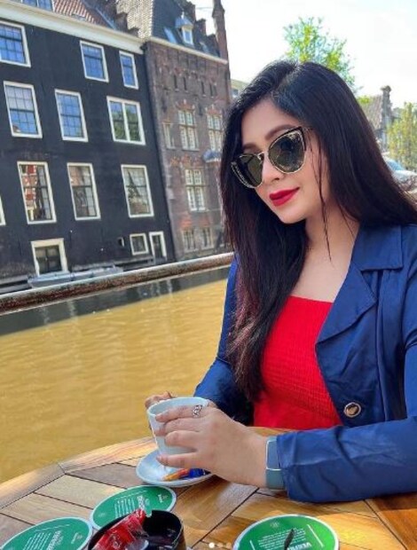 ইউরোপের দেশ নেদারল্যান্ডসের রাজধানী আমস্টারডাম ঋতাভরীর প্রথম গন্তব্যস্থল। কফি প্রেমী ঋতাভরী ঠিক মনের মতো ক্যাফে খুঁজে নিয়েছেন। 