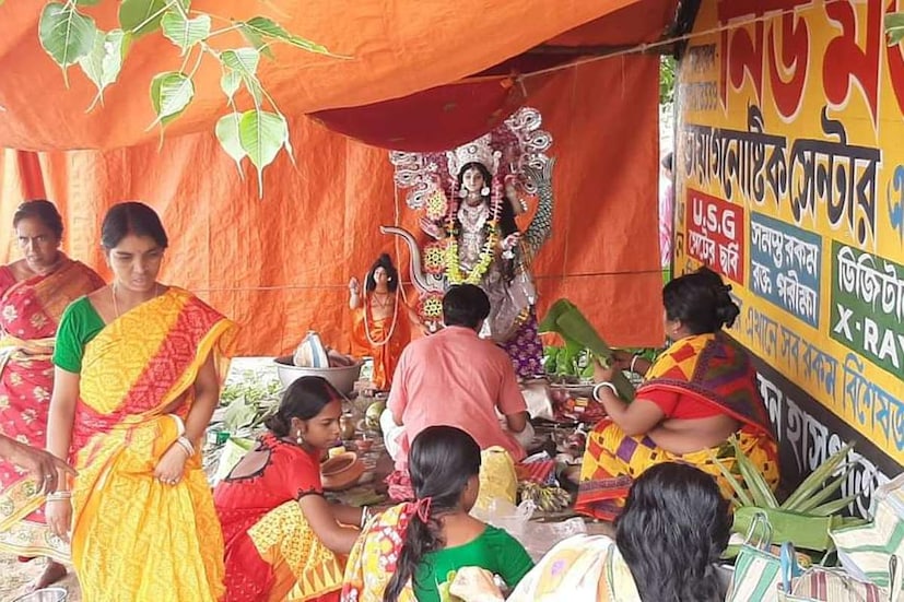 ভাগীরথী নদীর তীরে বিভিন্ন জায়গায় মা গঙ্গার মুর্তি তৈরী করে এই পুজোয় মেতে উঠলেন মানুষ। (ছবি ও লেখা: কৌশিক অধিকারী) 