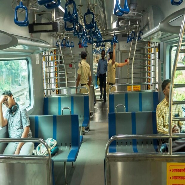 ইতিমধ্যেই মুম্বাইয়ে দারুণ জনপ্রিয় হয়েছে এসি লোকাল ট্রেন পরিষেবা৷ পশ্চিম এবং মধ্য রেলের পক্ষ থেকে বেশ কিছু এসি লোকাল ট্রেন চালানো হচ্ছে৷ 
