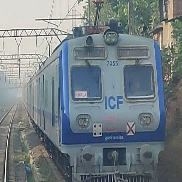 প্রথম এসি লোকাল আসার পর তা কিছুদিন চালিয়ে সুবিধা-অসুবিধা এবং যাত্রীদের চাহিদা বুঝে নিতে চান রেলকর্তারা৷ সেই অনুযায়ী বাড়ানো হবে পরিষেবা৷ 