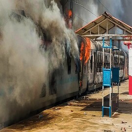ভয়াবহ চিত্র: স্কুল বাসে আটক শিশুদের আতঙ্ক! অগ্নিপথ বিক্ষোভের জেরে উত্তাল দেশ!