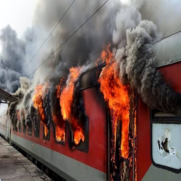 সারা দেশ জুড়ে এই অগ্নিপথ যোজনা নিয়ে বিক্ষোভের আগুনে ছাড়খাড় হয়ে যাচ্ছে দেশ৷ তাই এই যোজনা নিয়ে যুব সম্প্রদায়কে জানাতে ইন্ডিয়ান এয়ার ফোর্স বা ভারতীয় বায়ু সেনা এই চাকরি সম্পর্কিত সব সুবিধা সামনে এনেছে৷