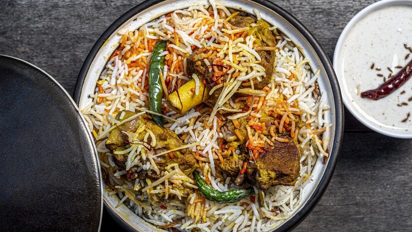 এবার ভালো করে জেনে রাখুন ঠিকানা (Cheapest Kolkata Biryani)। শিয়ালদহের কাছে মৌলালিতে আইসিআইসিআই ব্যাঙ্কের শাখার খুব কাছেই এই ছোট দোকান। এখানেই ২২০ টাকায় মিলবে দেড় কেজি মাটন (২ পিস) বিরিয়ানি। এর সঙ্গে থাকছে একটা সিদ্ধ ডিম আর আলু।