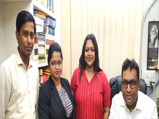 লড়াইয়ের চার মুখ, ববিতা সরকারের সঙ্গে স্বামী সঞ্জয় (ছবির বাঁদিকে) এবং দুই আইনজীবী ফিরদৌস শামিম ও গোপা বিশ্বাস৷ 