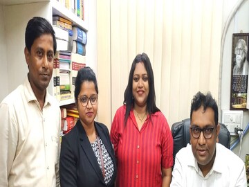 লড়াইয়ের চার মুখ, ববিতা সরকারের সঙ্গে স্বামী সঞ্জয় (ছবির বাঁদিকে) এবং দুই আইনজীবী ফিরদৌস শামিম ও গোপা বিশ্বাস৷ 