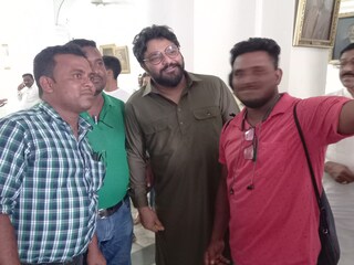 তারকা বাবুলের সঙ্গে সেলফির হিড়িক, প্রথম দিনের বিধানসভা অধিবেশনে
