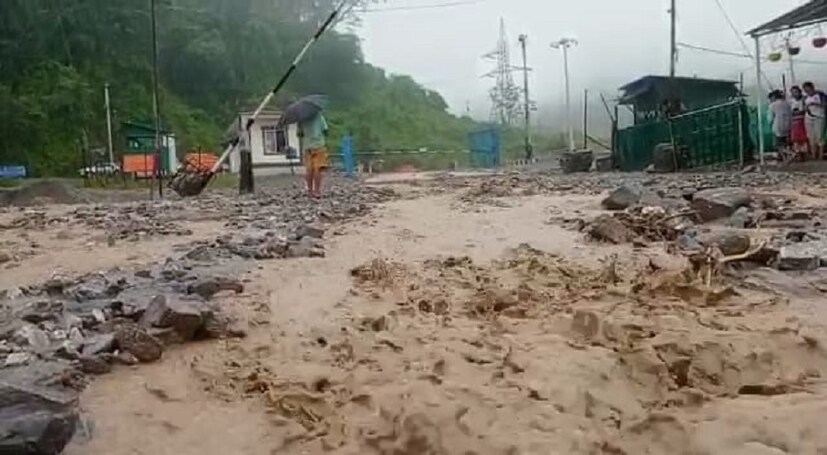 এলাকায় ক্রমাগত বৃষ্টি তার উপরে ভুটান পাহাড়ের জলের ফলে তরিবাড়ি গ্ৰামে বন‍্যা পরিস্থিতি সৃষ্টি হয়েছে। এদিকে অনবরত বৃষ্টির জেরে একাধিক ডাইভারশন ভেঙে বিপত্তি তৈরি হয়েছে আলিপুরদুয়ারে। ( লেখা ও ছবি: অনন্যা দে)