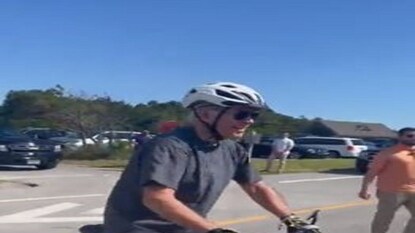 সাইকেল থেকে পড়ে গেলেন জো বাইডেন৷ Photo-Twitter সাইকেল থেকে পড়ে গেলেন জো বাইডেন৷ Photo-Twitter