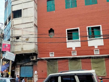 ঝড়ে আলগা হয়েছিল পুলিশের ব্যারাকের জানলা! পথচারীর মাথায় খুলে পড়তেই ভয়ঙ্কর পরিণতি