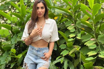 বিকিনি হোক বা ব্রালেট-হট প্যান্ট! শরীরী উত্তাপে পারদ চড়ালেন সোফি চৌধুরী