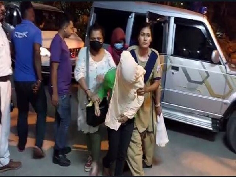 জানা গিয়েছে ওই স্বামী স্ত্রী দক্ষিণ চব্বিশ পরগণার ক্যানিংয়ের বাসিন্দা৷ মাসখানেক আগে নিউ টাউনের বহুতলের চার তলা ভাড়া নেয় তারা৷ এর পর থেকেই ওই বাড়িতে বেশ কিছু তরুণী এবং সন্দেহজনক মানুষের আনাগোণা বাড়ে৷ এই খবর পৌঁছয় পুলিশের কাছে৷ 