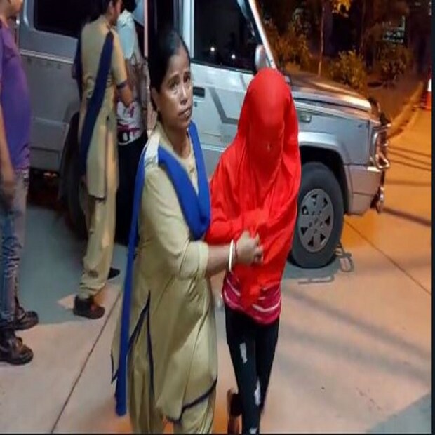 একমাস আগে বাড়ি ভাড়া নিয়েছিল দম্পতি৷ আর সেখানেই চলছিল দেহ ব্যবসার রমরমা কারবার৷ খবর পেয়ে নিউ টাউনের একটি বহুতলে হানা দিয়ে অভিযুক্ত দম্পতি সহ বেশ কয়েকজনকে হাতেনাতে গ্রেফতার করল পুলিশ৷