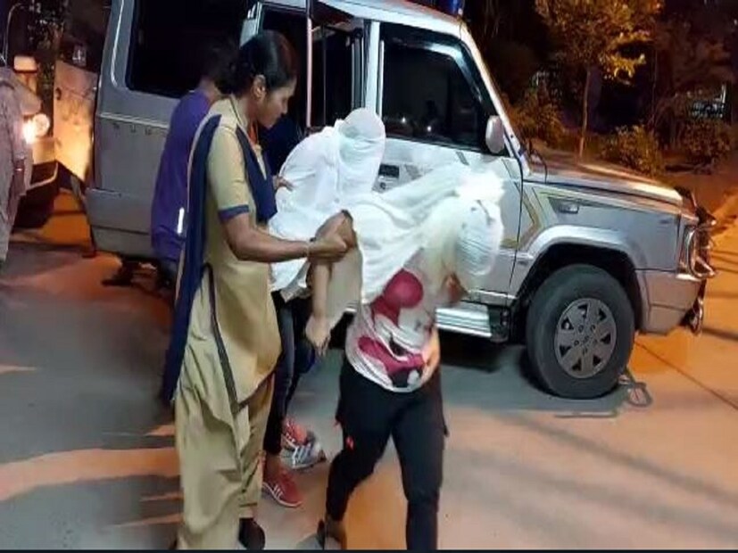 ওই বাড়িটি থেকে অভিযুক্ত দম্পতি ছাড়াও কয়েকজন যুবতীকে গ্রেফতার করে পুলিশ৷ তার মধ্যে রয়েছে দুই নাবালিকাও৷ 