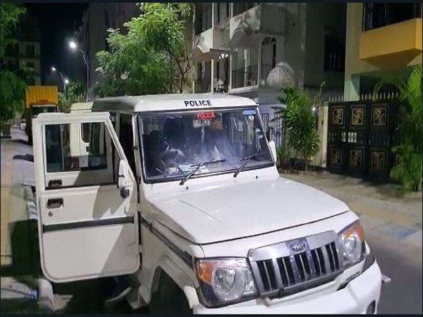 ধৃতদের আজই বারাসত আদালতে তোলা হবে৷ এই চক্রের পিছনে আর কেউ আছে কি না, ধৃতদের জেরা করে তা খতিয়ে দেখছে পুলিশ৷ 